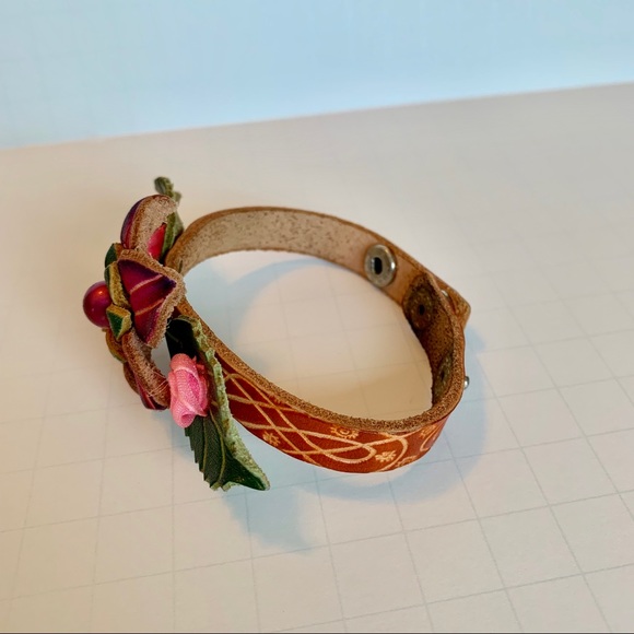 BOHO Tooled Leather floral bracelet - Picture 3 of 4